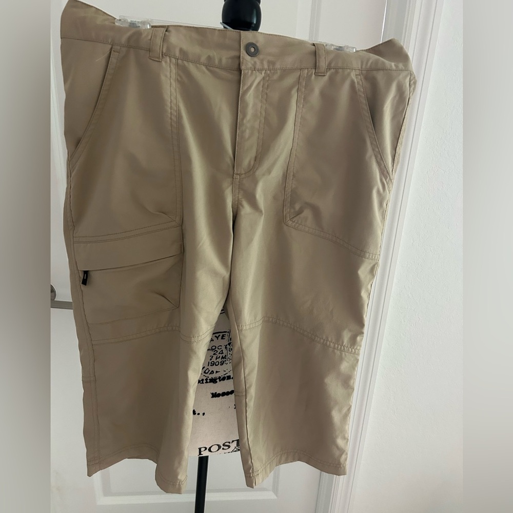 Columbia Classic Khaki Cargo capris